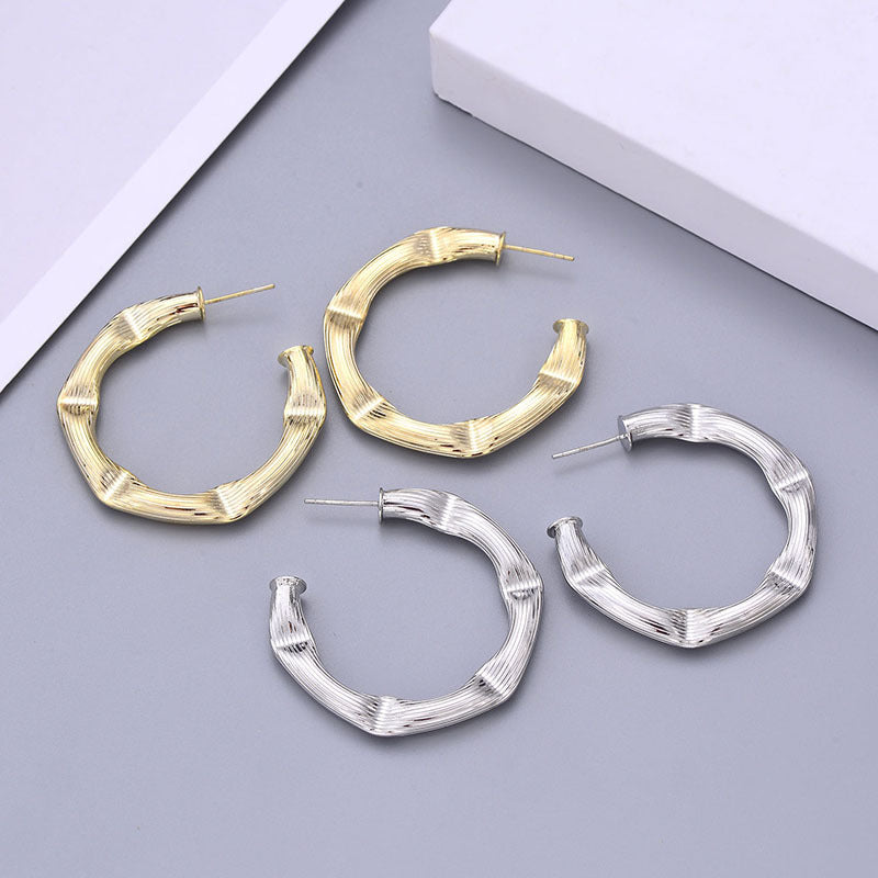 Metal C-shaped earrings